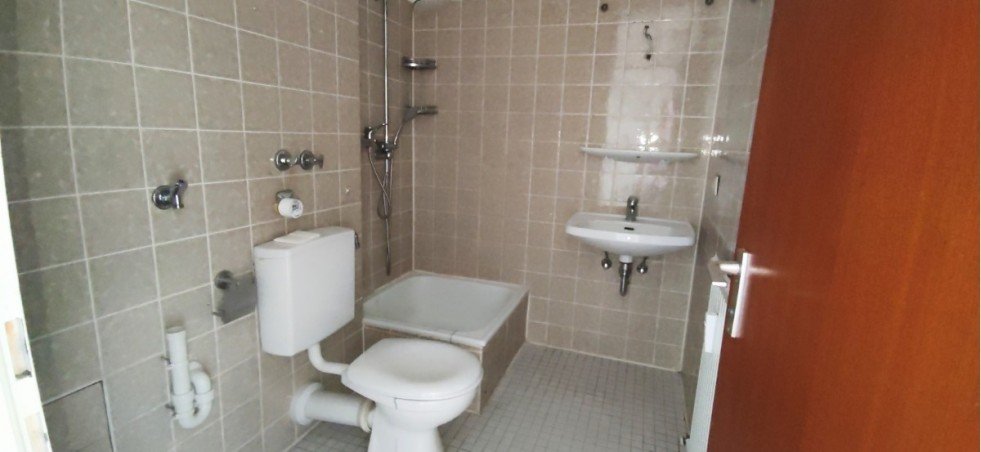 Blick ins Bad mit Dusche und Waschmaschinenanschluss Terrassenwohnung Denzlingen