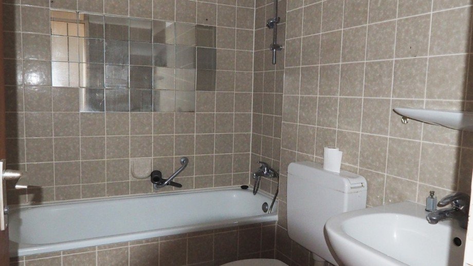Blick ins Bad mit Badewanne Terrassenwohnung Denzlingen