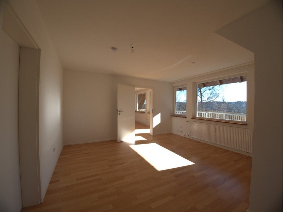 Schlafzimmer mit T�r ins Wohnzimmer Etagenwohnung Hinterzarten